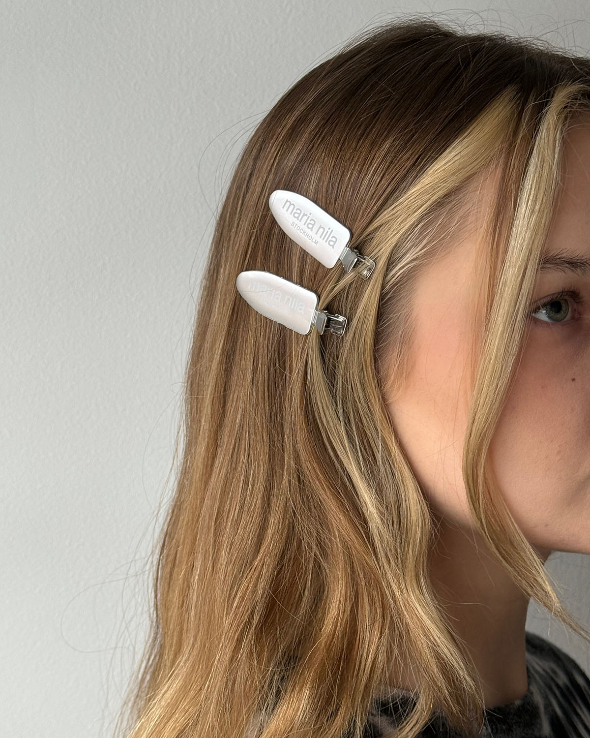 Hair clips in blonde hair 